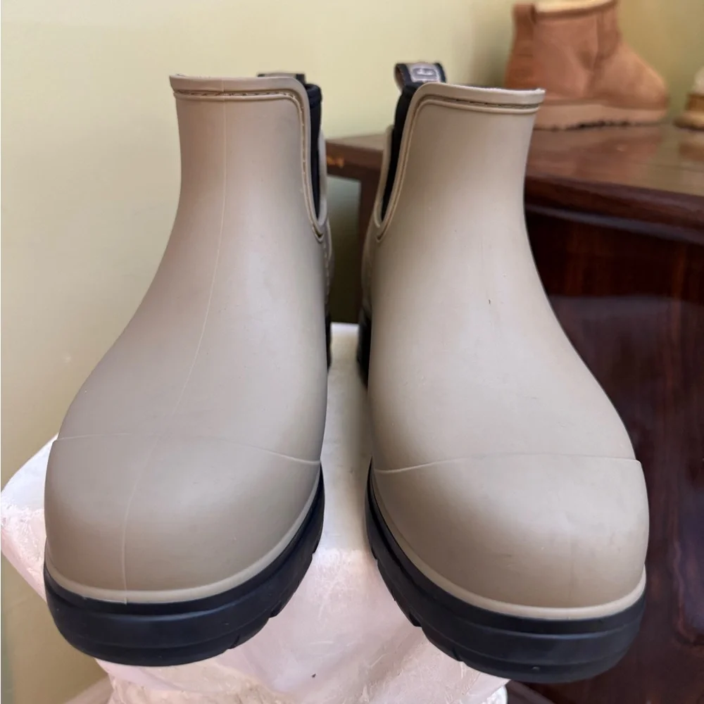 UGG Droplet waterproof rain boots in a taupe color. Size 5 women H24N8 - Picture 3 of 7